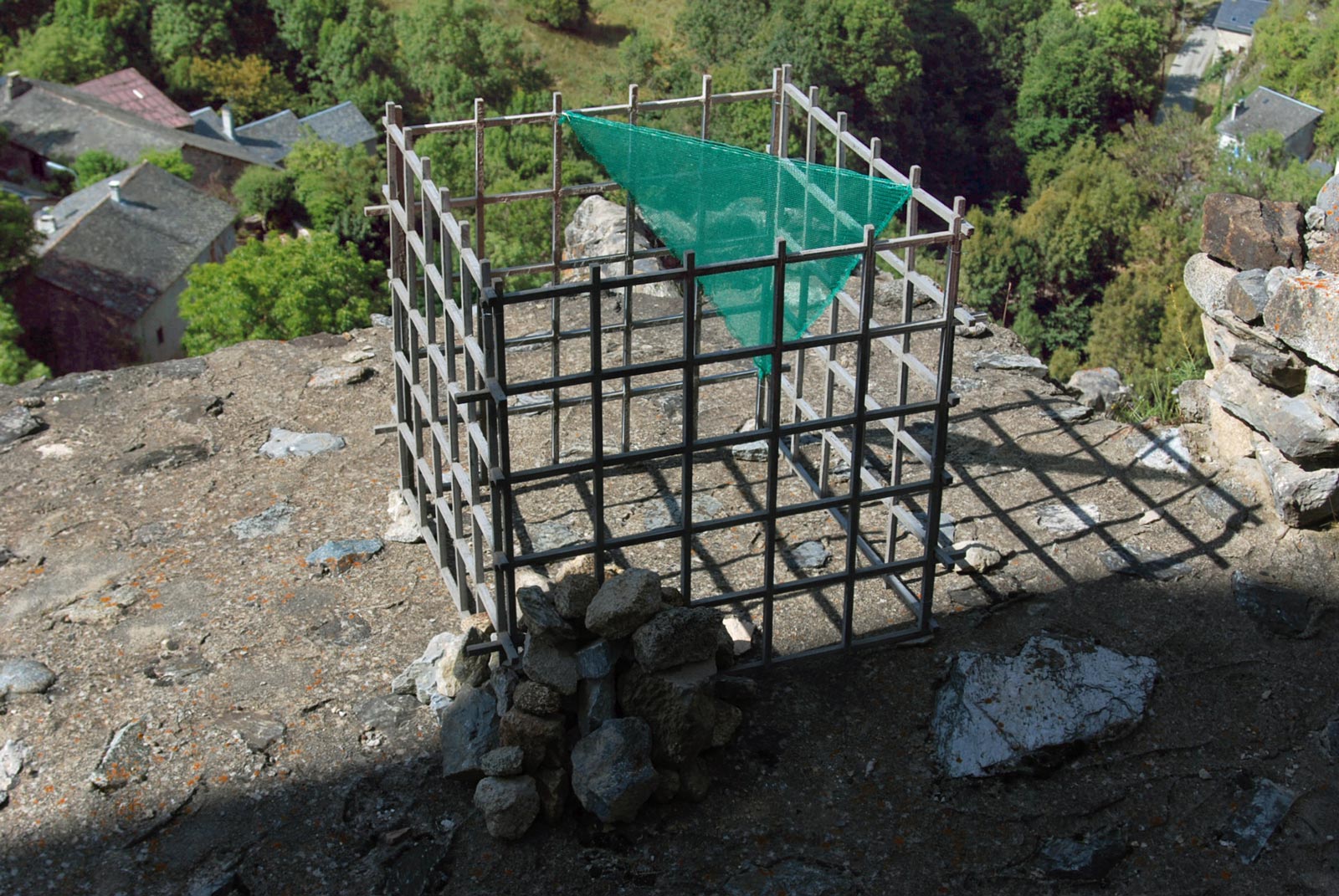 Anamnèse, château d'Usson, Quérigut, Piège en surplomb