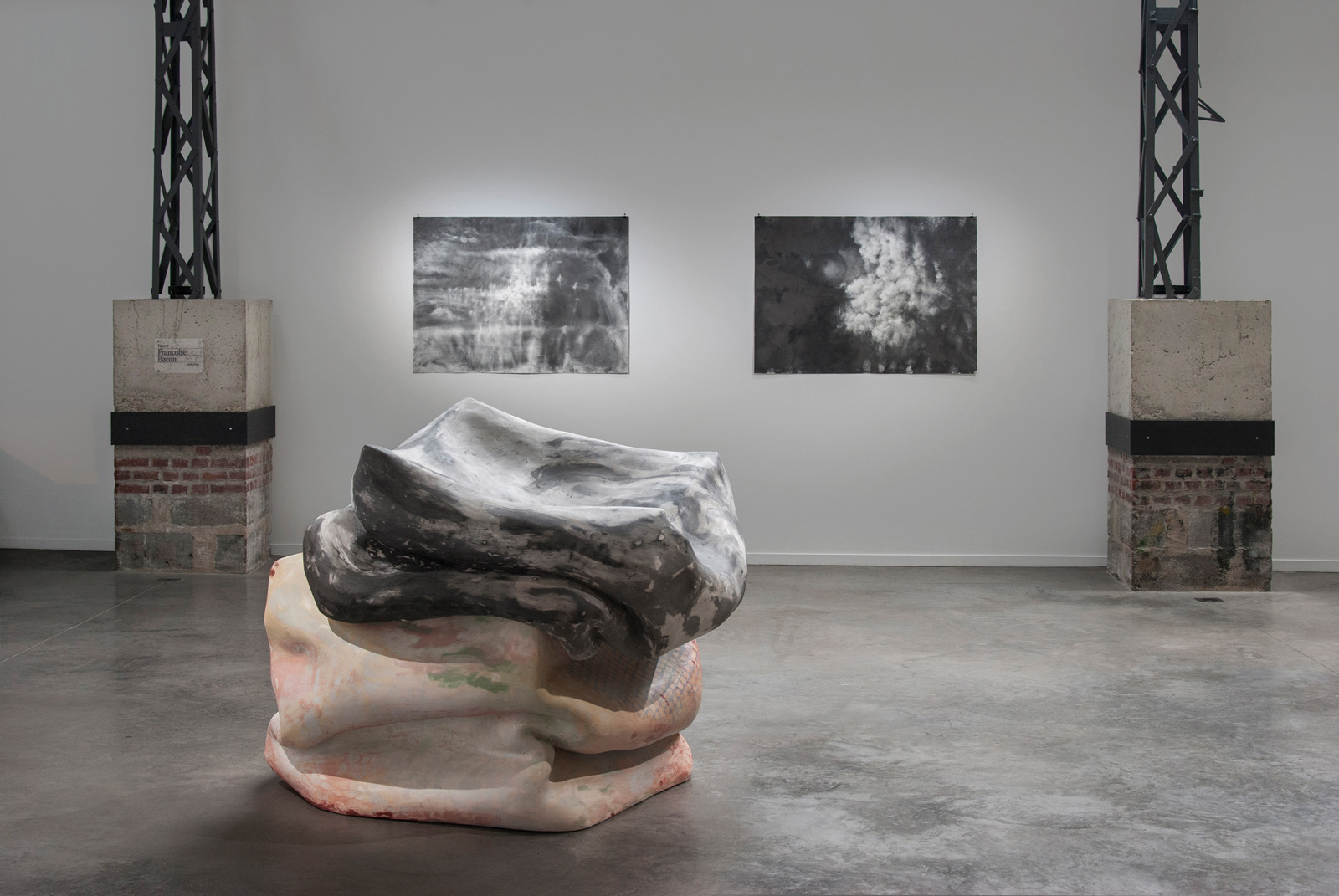 Au premier plan : Superposition, Pierre Feller, à l'arrière plan : 100 jours et Au dessus du granite, Mélissande Herdier